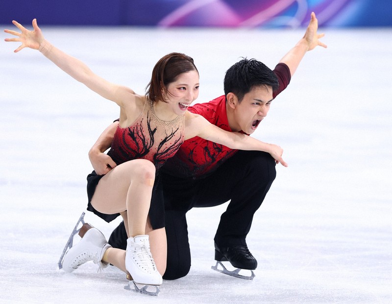 フィギュア団体ペア、りくりゅうはSP1位 ミラノ五輪 | 毎日新聞
