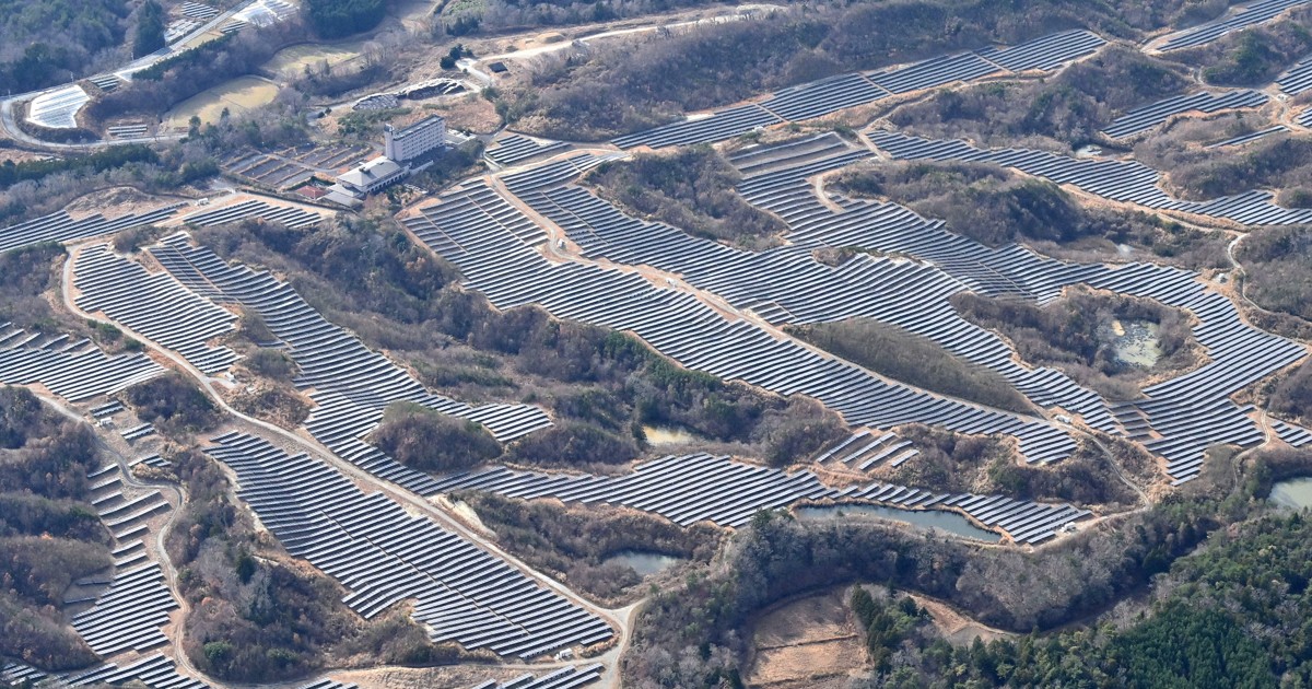ゴルフ場跡地に建設されたメガソーラー＝福島県富岡町で2025年12月11日午前11時11分、本社ヘリから西夏生撮影