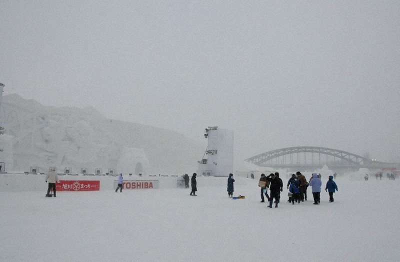 荒天でイベント中止も 大雪像やグルメ 旭川冬まつり始まる ／北海道
