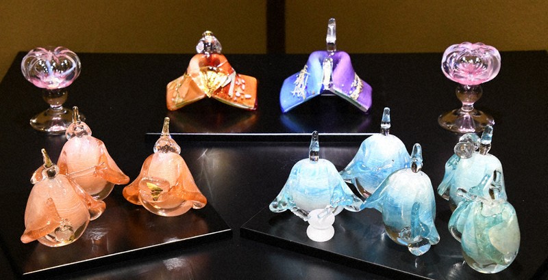 光り輝くおひなさま 硝子雛展Ⅹ 15日まで 伊賀 ／三重 | 毎日新聞