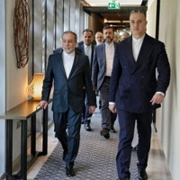 米国との交渉に向かうイランのアラグチ外相（左）率いる交渉団＝オマーンの首都マスカットで2026年2月6日、WANAロイター