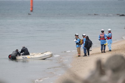 長生炭鉱で潜水中のダイバーの容体が悪くなり、海岸に駆けつけた救急隊員ら＝山口県宇部市で2026年2月7日午後1時36分、後藤由耶撮影