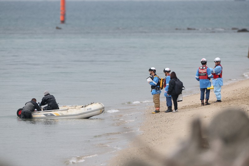 長生炭鉱で潜水中のダイバーの容体が悪くなり、海岸に駆けつけた救急隊員ら＝山口県宇部市で2026年2月7日午後1時36分、後藤由耶撮影