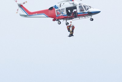 長生炭鉱で潜水中のダイバーの容体が悪くなり、ピーヤ上空をホバリングするヘリ＝山口県宇部市で2026年2月7日午後1時28分、後藤由耶撮影