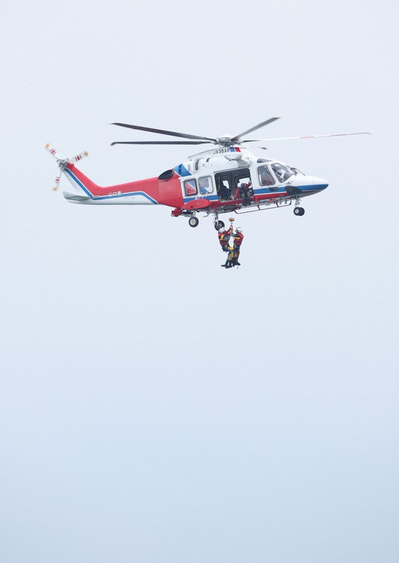 長生炭鉱で潜水中のダイバーの容体が悪くなり、ピーヤ上空をホバリングするヘリ＝山口県宇部市で2026年2月7日午後1時28分、後藤由耶撮影