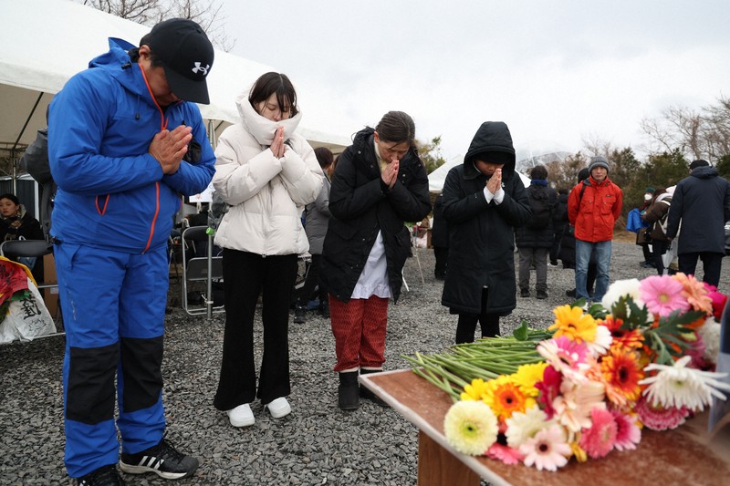 長生炭鉱の坑口付近に設けられた献花台で、潜水中に亡くなったダイバーのために手を合わせる人たち＝山口県宇部市で2026年2月7日午後3時43分、後藤由耶撮影
