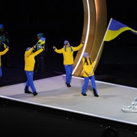 行進するウクライナの選手たち＝イタリア・ミラノのジュゼッペ・メアッツァ競技場で2026年2月6日、吉田航太撮影