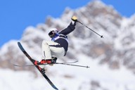 真っ黒な画面」から4年 高梨沙羅がミラノ五輪で飛ぶ理由 | 毎日新聞