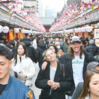 浅草の仲見世通りを楽しむ外国人観光客ら＝東京都台東区で2025年1月8日、前田梨里子撮影