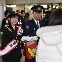 都営浅草線浅草橋駅の改札前で痴漢防止を呼び掛けるタレントの菊池柚花さん（左）＝東京都台東区で2026年1月13日午後4時20分、松本ゆう雅撮影