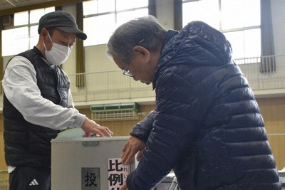投票所の設営をする職員ら＝大阪市中央区で2026年2月7日午後2時10分、谷口豪撮影