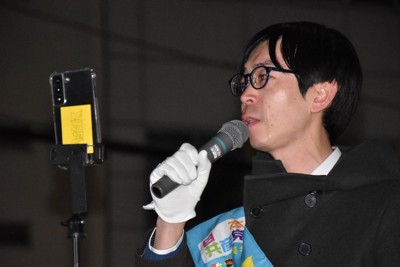 衆院選に立候補した湊隆介さん。「個人の諦めを一つでも解消したい」と訴え、涙する場面もあった＝大阪市此花区で2026年2月3日午後7時47分、林みづき撮影