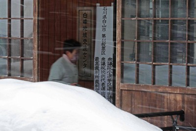 衆院選の投票日を迎え、雪が降り積もる中、投票所へ向かう有権者の姿が見られた＝石川県白山市で2026年2月8日午前9時35分、岩本一希撮影