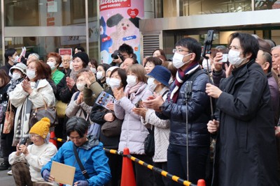 中道候補の街頭演説を聴く有権者ら＝東京都内で2026年2月5日午後1時50分、白川徹撮影