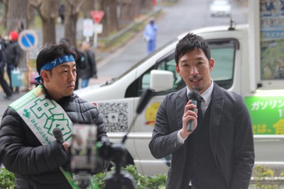 衆院選で神奈川7区に立候補した中道改革連合の中谷一馬氏（左）と演説する西田亮介・日大教授＝横浜市の東急東横線・日吉駅前で2026年2月7日午後4時7分、田中裕之撮影