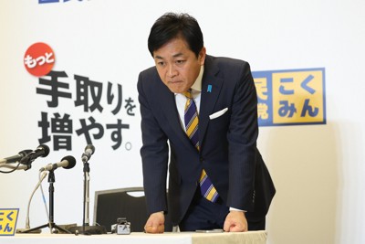 テレビの開票速報に目をやる国民民主党の玉木雄一郎代表＝東京都新宿区で2026年2月8日午後8時33分、後藤由耶撮影