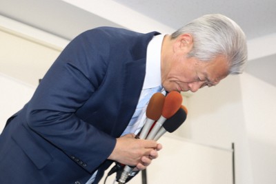 小選挙区での落選が確実となり、支援者を前に頭を下げる馬淵澄夫氏＝奈良市で2026年2月8日午後8時10分、木谷郁佳撮影