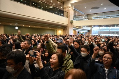高市首相の演説後、「働くぞコール」をする演説会の参加者。その中には若い世代の姿も見られた＝川崎市内で2026年1月31日、川口峻撮影