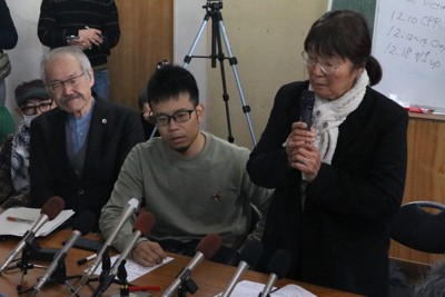 ダイバー死亡を受け記者会見する「長生炭鉱の水非常を歴史に刻む会」の井上洋子代表（右）と水中探検家の伊左治佳孝さん（中央）＝山口県宇部市で2026年2月8日午前11時38分、綿貫洋撮影