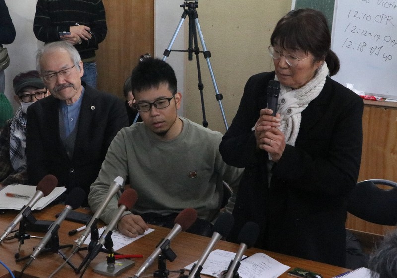 ダイバー死亡を受け記者会見する「長生炭鉱の水非常を歴史に刻む会」の井上洋子代表（右）と水中探検家の伊左治佳孝さん（中央）＝山口県宇部市で2026年2月8日午前11時38分、綿貫洋撮影