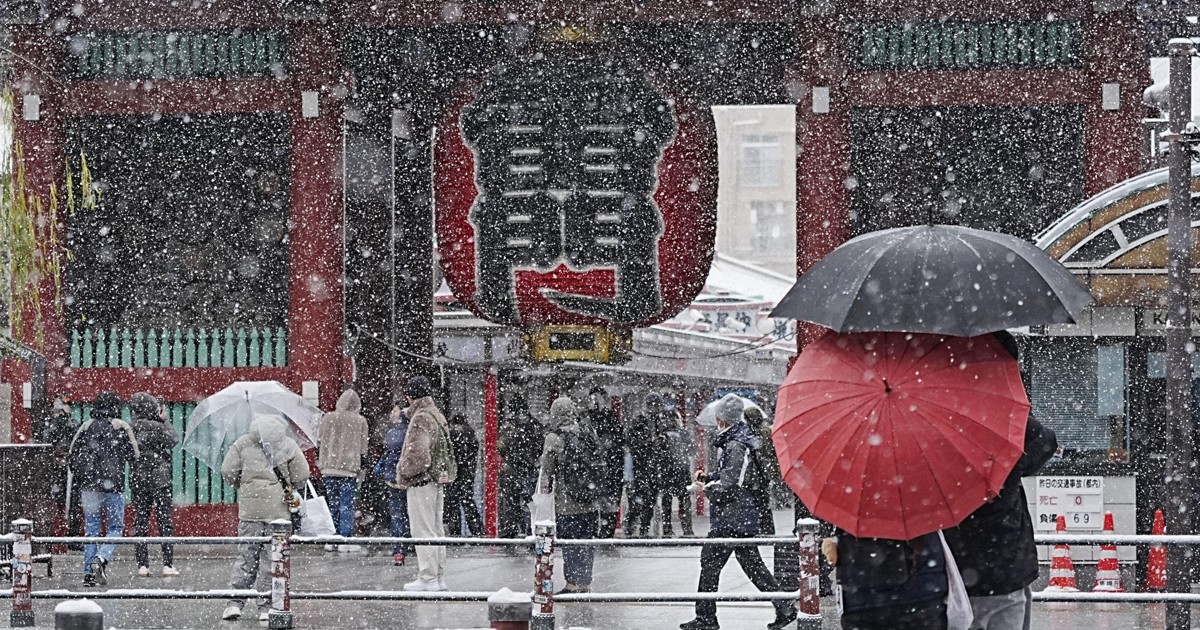 Heavy snowfall hits northern, western Japan, Tokyo also blanketed by snow