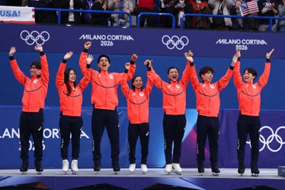 フィギュアスケート団体で銀メダルとなり、表彰台に立つ（左から）森田真沙也、吉田唄菜、木原龍一、三浦璃来、坂本花織、佐藤駿、鍵山優真＝ミラノ・アイススケートアリーナで8日、猪飼健史撮影