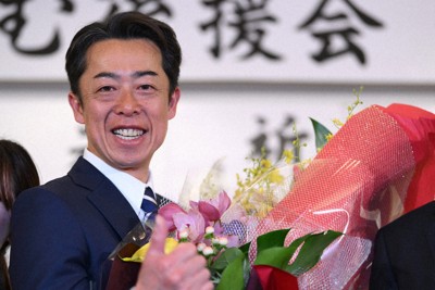 選確実となり喜ぶ谷川とむ氏＝泉佐野市で2026年2月9日午前0時31分、久保玲撮影