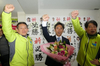 当選確実となり、支持者らと拳を突き上げる高見亮氏（中央）＝大阪市東住吉区で2026年2月8日午後8時25分、新宮達撮影