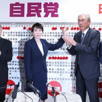 自民党開票センターで当選が確実となった候補者の名前に花をつける高市早苗首相（左から2人目）＝東京都千代田区で2026年2月8日午後9時42分、中川祐一撮影