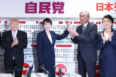 自民党開票センターで当選が確実となった候補者の名前に花をつける高市早苗首相（左から2人目）＝東京都千代田区で2026年2月8日午後9時42分、中川祐一撮影