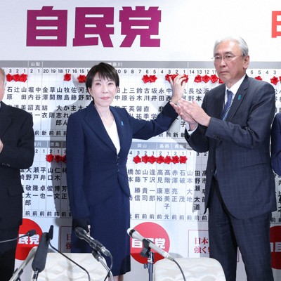 なぜ高市首相の「信任」選挙に？　世論調査から見た自民圧勝の背景