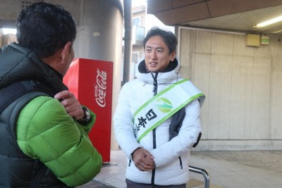 駅の利用者から声をかけられ、国政への抱負を語る維新の高見亮氏＝大阪市東住吉区の大阪メトロ駒川中野駅前で2026年2月9日午前7時20分、露木陽介撮影