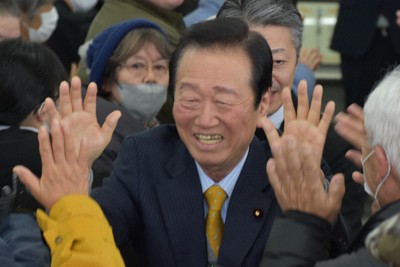 支持者の「小沢コール」に応える小沢一郎氏＝岩手県奥州市で2026年2月7日午後2時25分、山田英之撮影