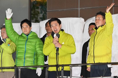 投開票日を翌日に控え、最後の訴えをする日本維新の会の吉村洋文代表（中央）、藤田文武共同代表（左から2人目）、横山英幸副代表（右端）＝大阪市中央区で2026年2月7日午後7時40分、北村隆夫撮影