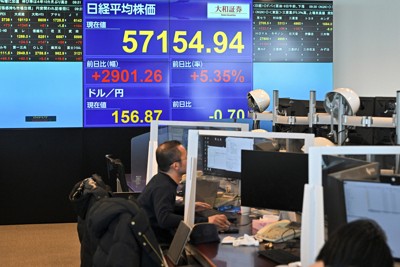 衆院選の結果を受け、日経平均株価が5万7000円台まで上昇したことを示す大和証券ディーリングルームのモニター＝東京都千代田区で2026年2月9日午前9時59分、新宮巳美撮影