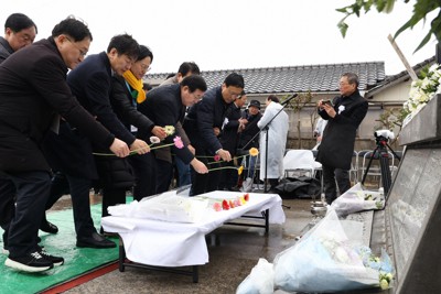 長生炭鉱水没事故の犠牲者追悼集会で献花する参列者たち＝山口県宇部市で2026年2月7日午後0時19分、後藤由耶撮影