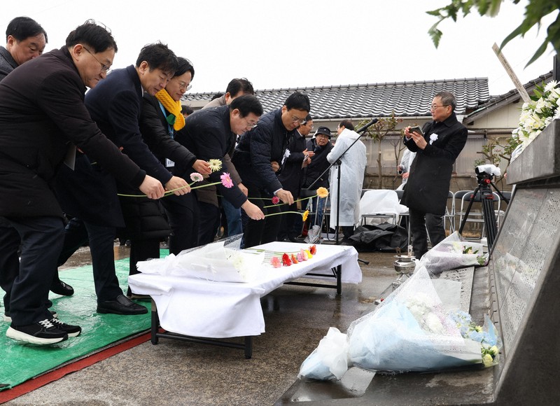 長生炭鉱水没事故の犠牲者追悼集会で献花する参列者たち＝山口県宇部市で2026年2月7日午後0時19分、後藤由耶撮影