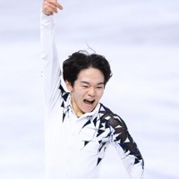 団体男子SPで首位に立った鍵山優真＝ミラノ・アイススケートアリーナで2026年2月7日、猪飼健史撮影