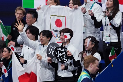 団体ペアのフリーで演技に臨む三浦璃来、木原龍一組に声援を送る日本の選手たち＝ミラノ・アイススケートアリーナで2026年2月8日、吉田航太撮影