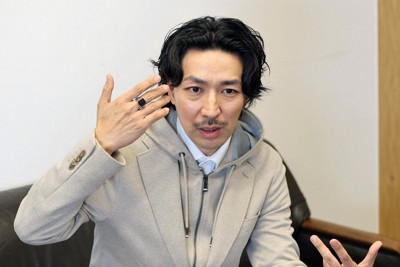 身ぶりを交えながら語るダンサーのTAKAHIROさん＝東京都千代田区で2026年1月6日、幾島健太郎撮影