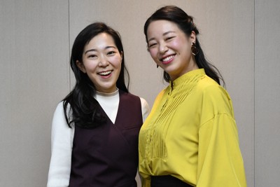 竹田舞音さん（左）と山下裕賀さん＝大阪市北区で2025年12月26日、最上聡撮影