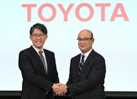 Toyota Motor Corp. President Koji Sato, left, shakes hands with CFO Kenta Kon following a Feb. 6, 2026, press conference in Tokyo's Bunkyo Ward to announce Kon will take over as president on April 1. Sato will become the company's vice chairperson. (Mainichi/Yoshiyuki Hirakawa)