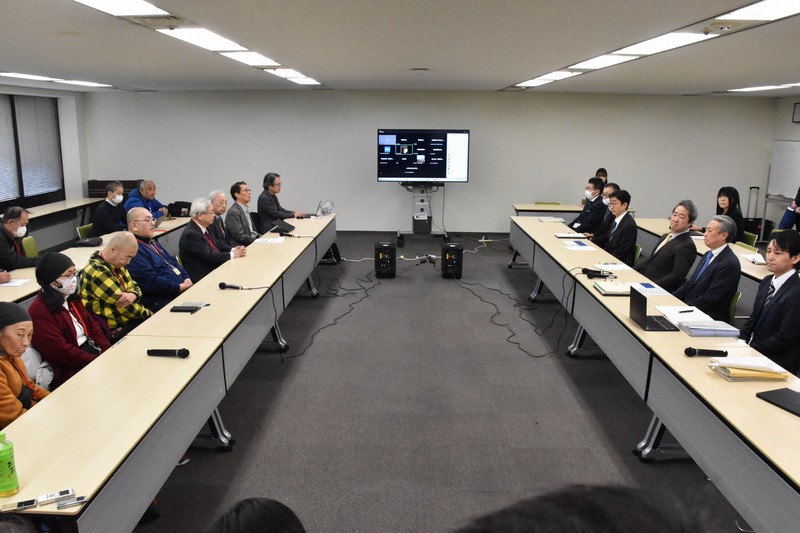 生活保護訴訟の最高裁判決を受けた政府の対応について厚労省側から説明を受ける原告ら（左）＝東京都千代田区で2026年1月22日、肥沼直寛撮影