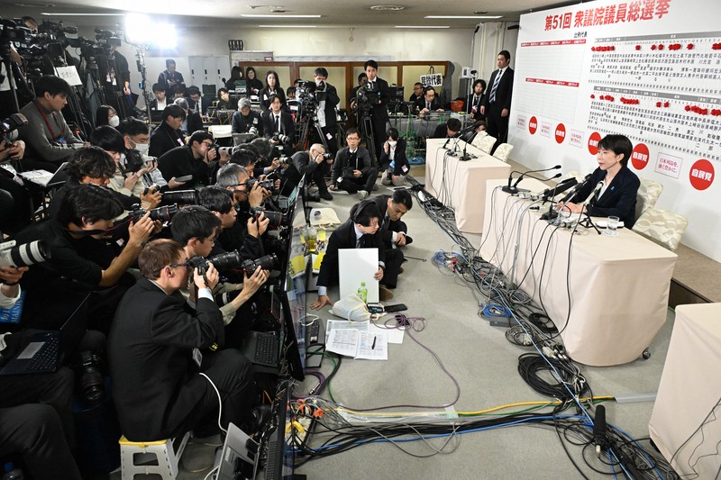 自民党開票センターでテレビ中継のインタビューに答える高市早苗首相（右）＝同党本部で2026年2月8日、平田明浩撮影