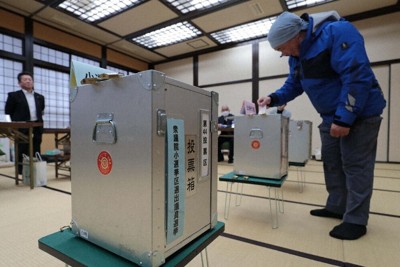 衆院選の投票日を迎えた朝、投票所に一番乗りし1票を投じる有権者＝石川県白山市白峰地区で2026年2月8日午前7時17分、岩本一希撮影