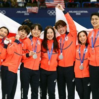 団体で銀メダルとなり表彰式でメダルを手にする（左から）坂本、佐藤、鍵山、吉田、森田、三浦、木原＝猪飼健史撮影