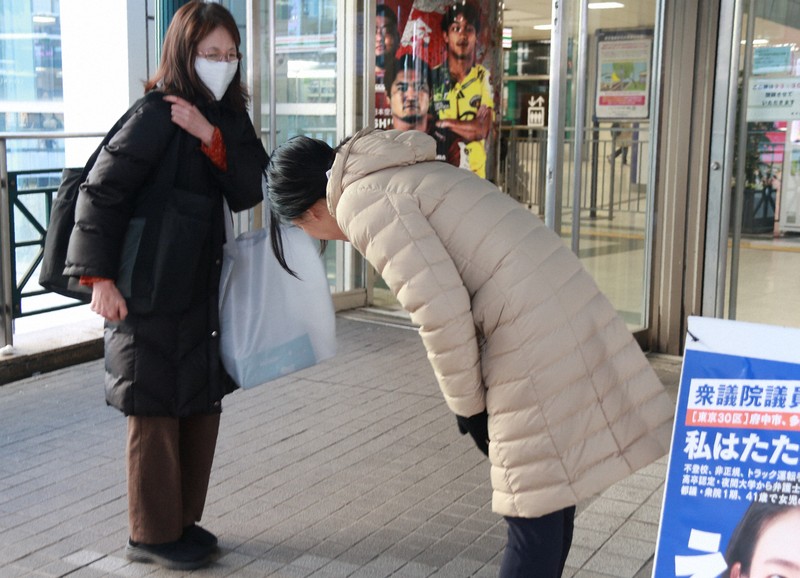 SNSに動画 親近感で支持集めの政治危惧 中道候補「歯が立たず」 | 毎日新聞