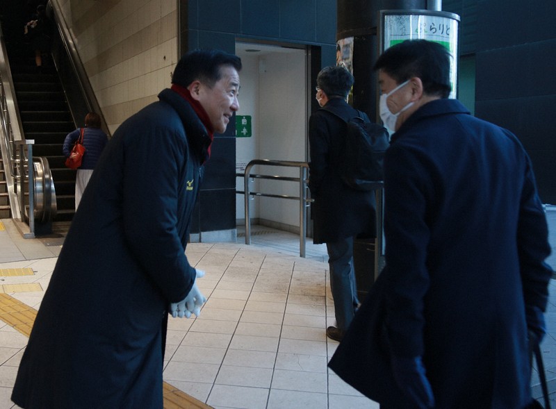 SNSに動画 親近感で支持集めの政治危惧 中道候補「歯が立たず」 | 毎日新聞