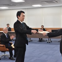 当選証書を受け取る山本深氏（中央）＝広島市中区の県庁で2026年2月10日午前11時0分、川原聖史撮影