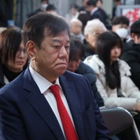支援者と一緒にテレビが報じる選挙速報を見つめる原口一博氏＝佐賀市で2026年2月8日午後8時15分、金澤稔撮影